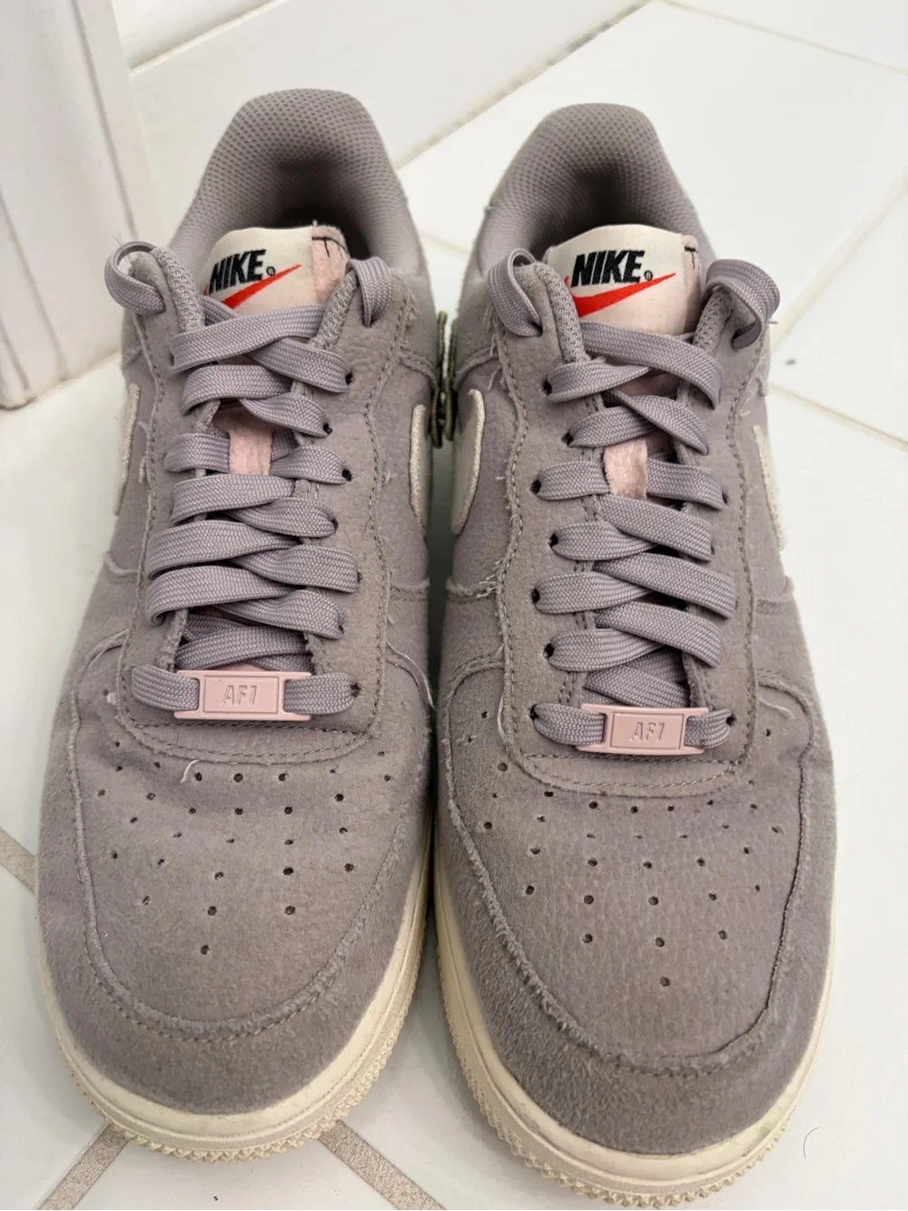 Nike Kids Low-Top Sneakers in Light Gray and Cream